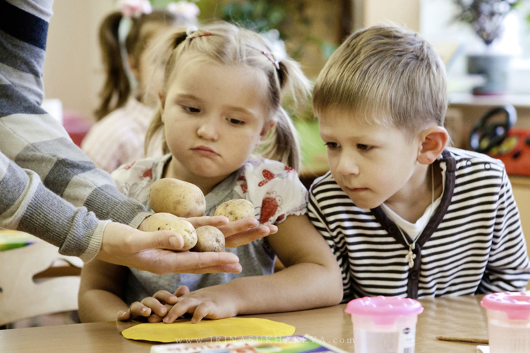 Один день из жизни в детском саду. Часть 1. Рисуем.
