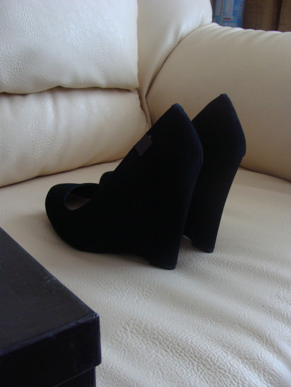 пристрою туфли натур.замша...1900р..