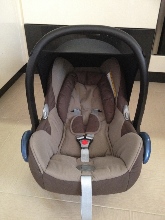 Продам автокресло Maxi-Cosy (группа 0+), базу Easy Fix и летний чехол