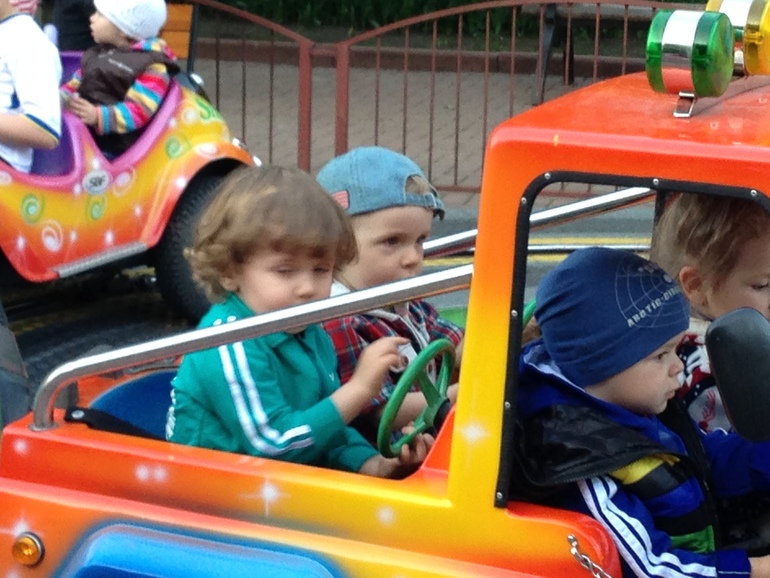 Наши первые карусели...:))