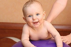Гимнастика на мячике для малышей!