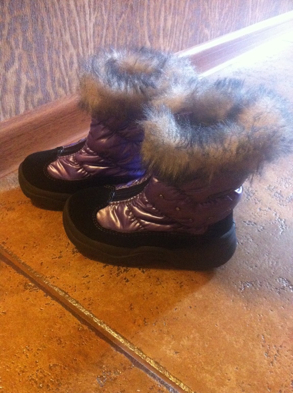 Продам UGG (23размер), skandia (22размер)