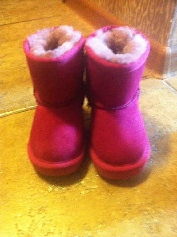 Продам UGG (23размер), skandia (22размер)