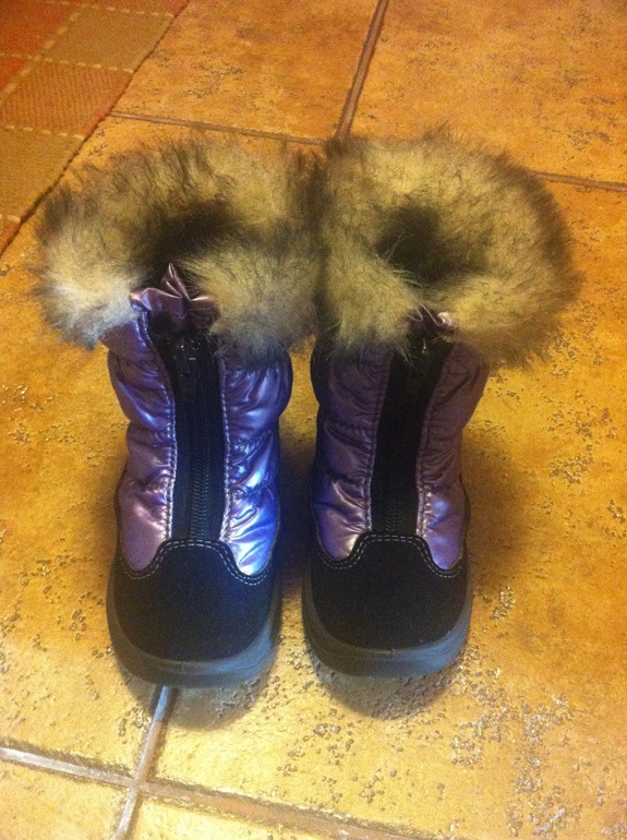 Продам UGG (23размер), skandia (22размер)