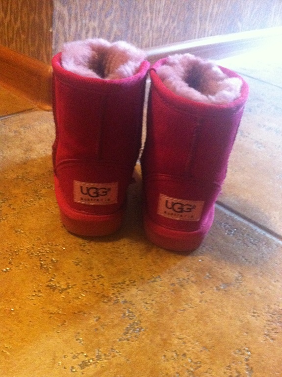 Продам UGG (23размер), skandia (22размер)