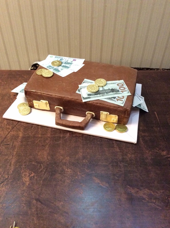 Торт в виде чемодана с деньгами без мастики