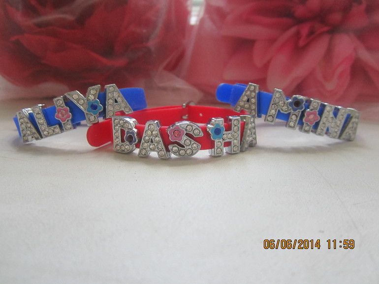 ШАПОЧКИ И ПОВЯЗКИ С ПЫШНЫМИ ЦВЕТОЧКАМИ И С ИМЕНАМИ!!!Именные браслеты и заколки!!!