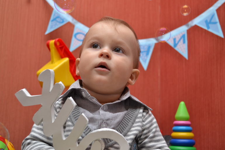 Вот и долгожданные фото со Дня рождения...Все прошло замечательно (только Рома и Юля заболевшие были, подхватили вирус...) Торт получился полностью такой, как я и хотела и на вид и на вкус. Оформление делала сама (теперь буду делать и на заказ) Правда коробочка на фото еще не закончена была. Сейчас она называется