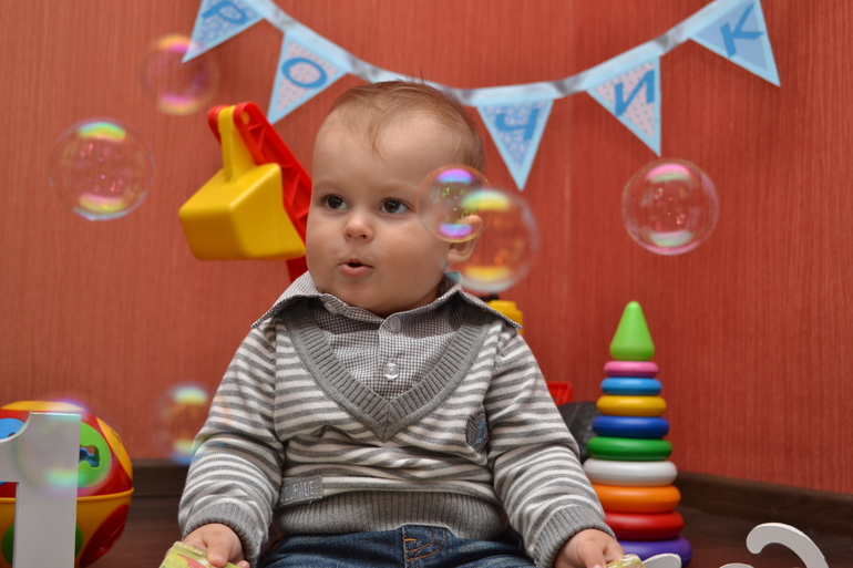 Вот и долгожданные фото со Дня рождения...Все прошло замечательно (только Рома и Юля заболевшие были, подхватили вирус...) Торт получился полностью такой, как я и хотела и на вид и на вкус. Оформление делала сама (теперь буду делать и на заказ) Правда коробочка на фото еще не закончена была. Сейчас она называется