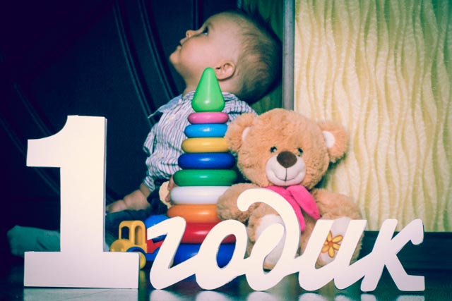 Ромчику годик! Сегодня! Сам складывает пирамидку, спустя полмесяца от покупки - надо было раньше купить) Пока писать много не буду...отмечать будем в субботу, просто добавлю немного фото, сделанные мною)