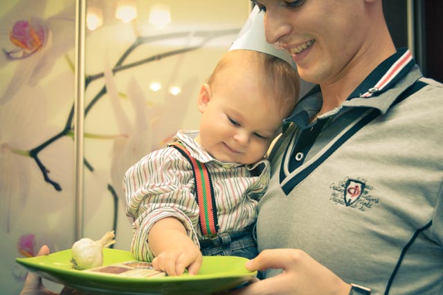 Вот и долгожданные фото со Дня рождения...Все прошло замечательно (только Рома и Юля заболевшие были, подхватили вирус...) Торт получился полностью такой, как я и хотела и на вид и на вкус. Оформление делала сама (теперь буду делать и на заказ) Правда коробочка на фото еще не закончена была. Сейчас она называется