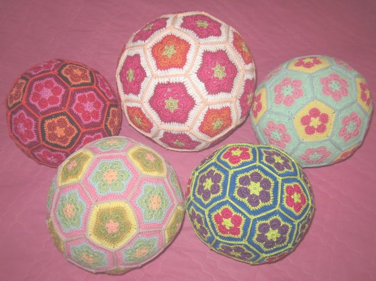 Вязаные мячи - для деток, для взрослых и для интерьера