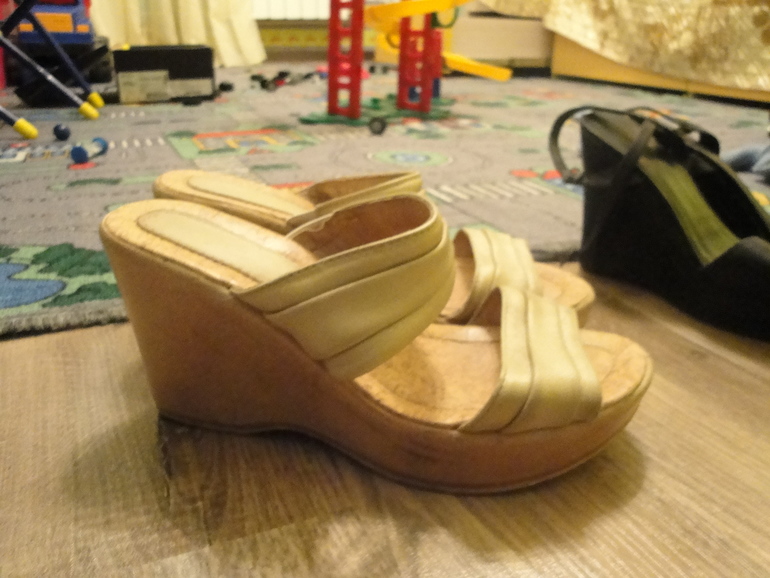 Продам ЖЕНСКОЕ НЕдорого. ТОРГ уместен.