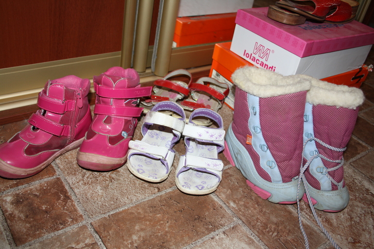 Отдам детскую обувь для девочки 26-28 размер и сандали 21р-р