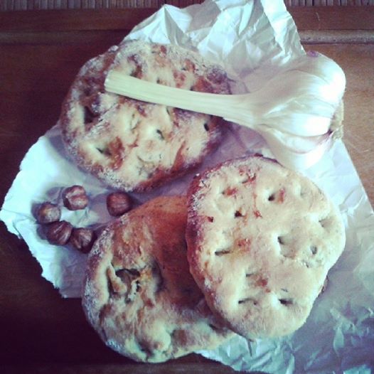 Домашний многозерновой хлеб с орехами и чесноком....