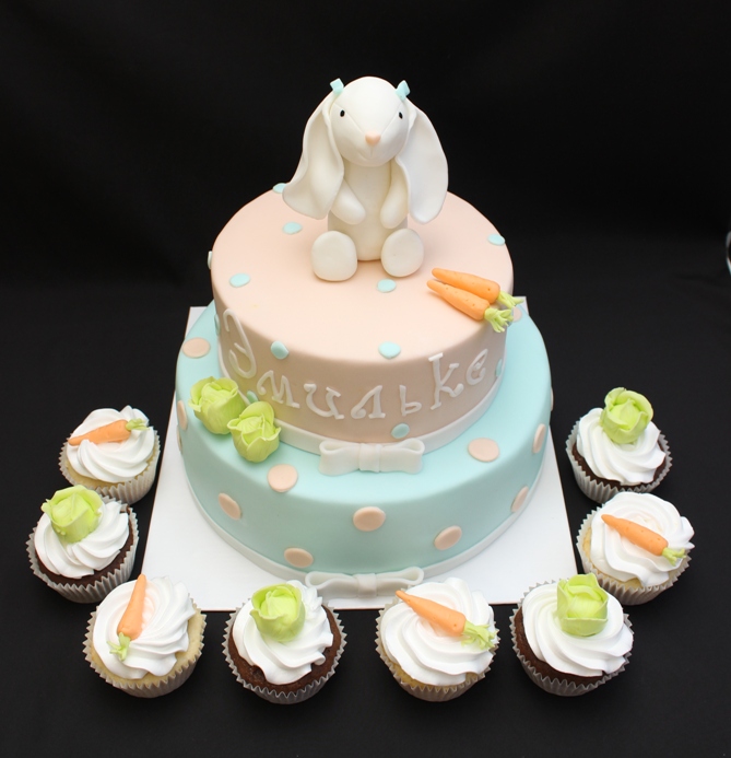 Торт с зайкой и капкейки