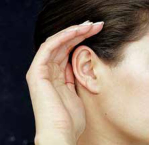 Продолжаем рисовать мамин портрет. Учимся рисовать ухо