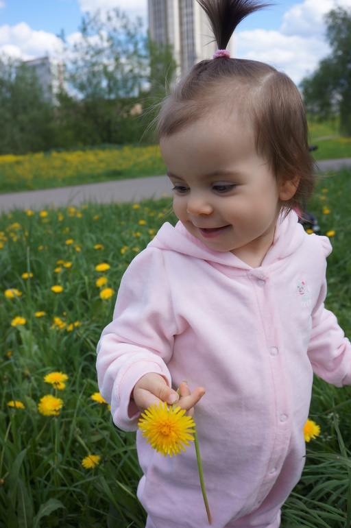 Юля в одуванчиках и Юля -футболистка