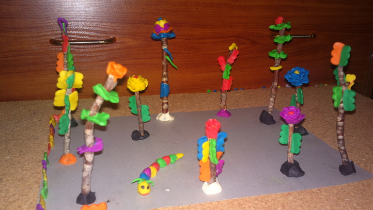 Волшебный лес из пластилина и веточек.