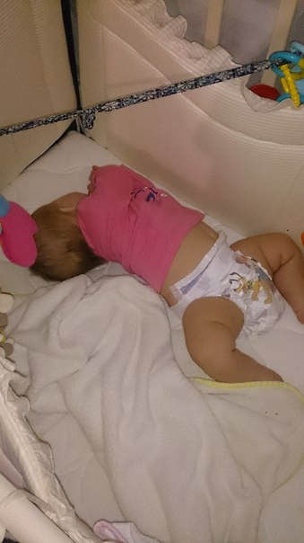 Странно спит