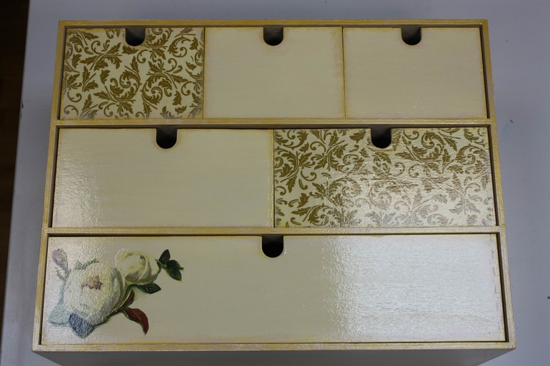 Приступила к заказу на мини-комодик. Серия 11