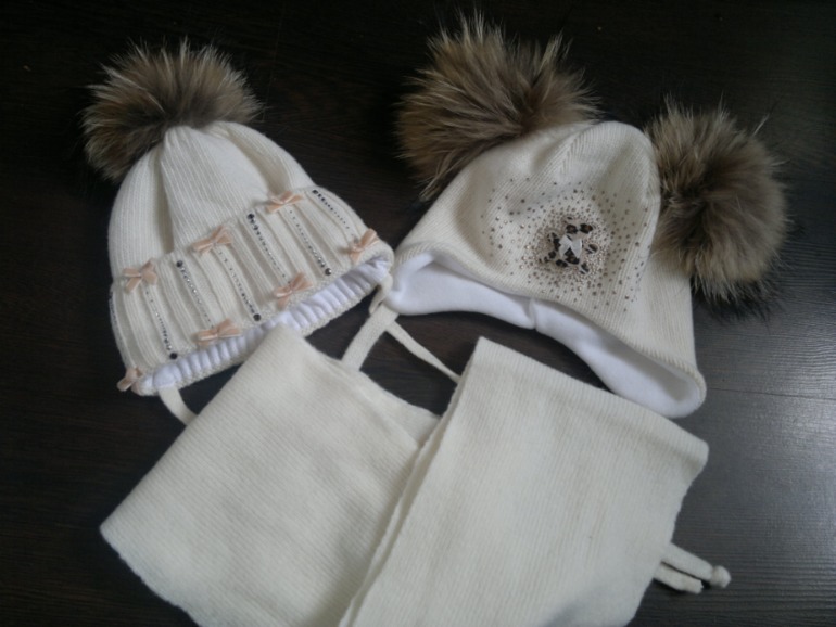 Кто там спрашивал про недорогие шапки с меховыми помпонами?