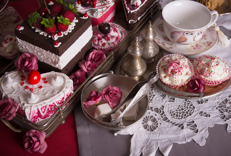 королева елизавета пьет чай. королевское чаепитие. светское чаепитие. сервировка стола для чаепития. чаепитие файв о клок.