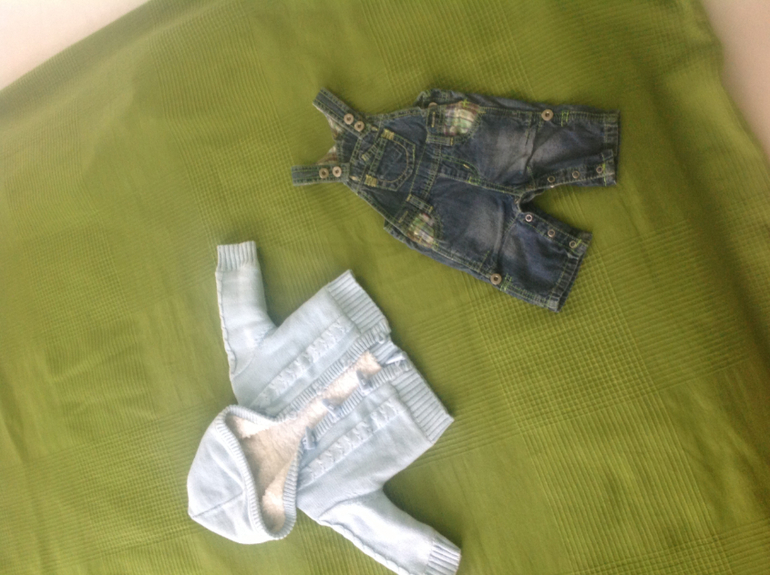 Для мальчишки от 0-12 , боди , футболки,комбезики, шапочки.