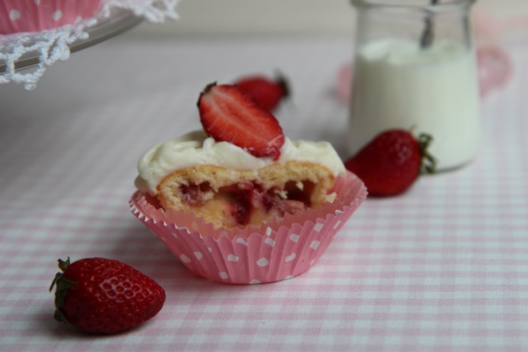 Клубнично-йогуртовые капкейки