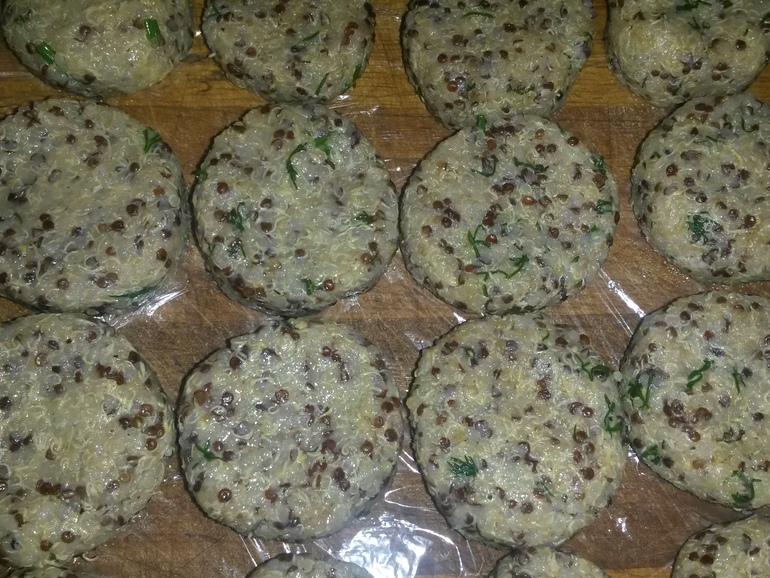 Котлетки из киноа, фунчеза с грибами и клубнично-банананово-шоколадный пирог на десерт