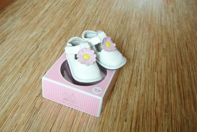 Туфельки на девочку 20 р-р очень.Только натуральные материалы. Скромные цены.