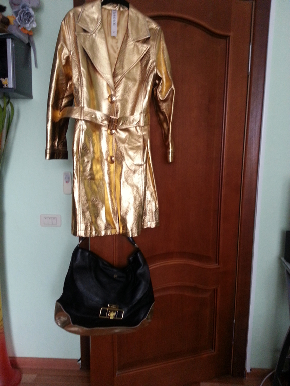 Сумка Anna Hidmarch + плащ Waggon 3500 руб