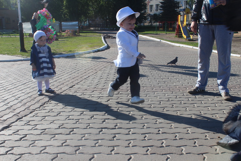 Милана с Самиром и папой ходили гулять!!!!18мая2014