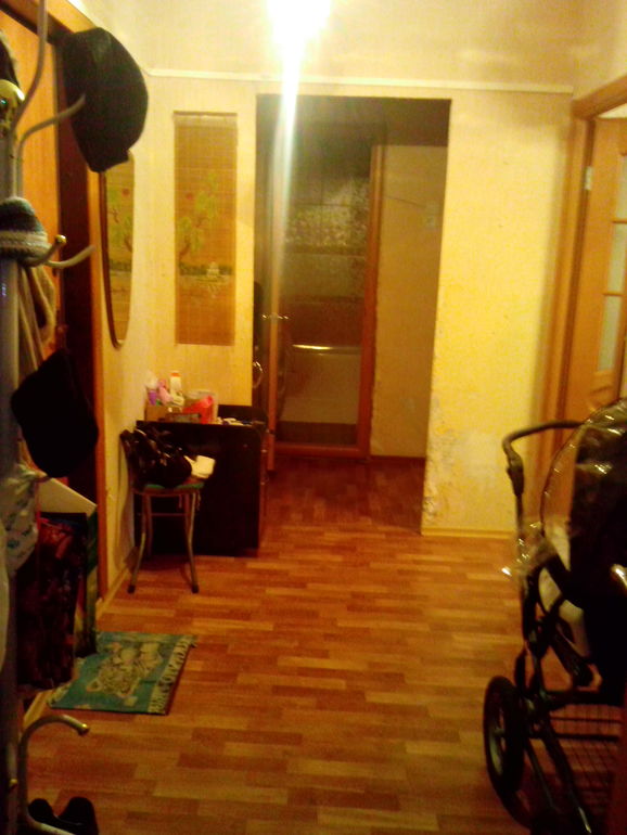 Что наклеить в коридоре?