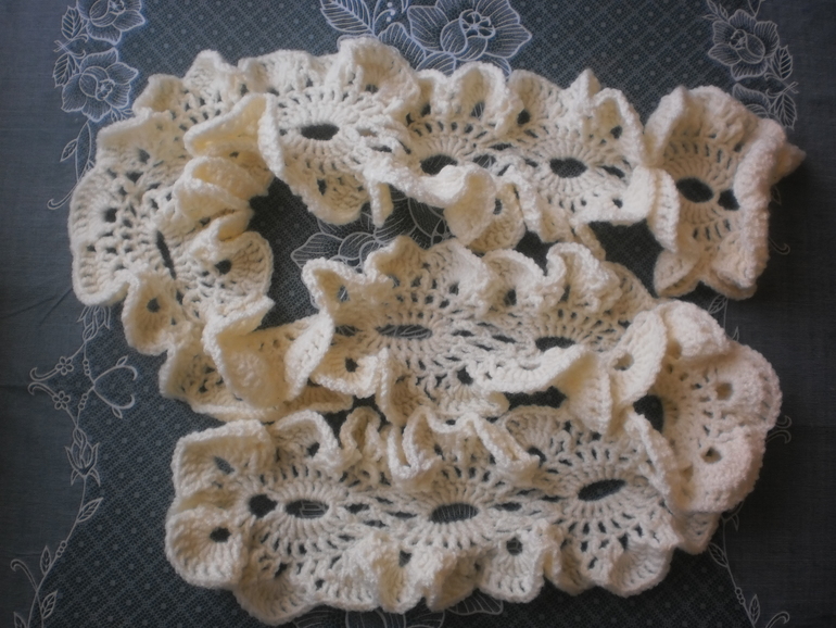 Шапочки и шарфики.