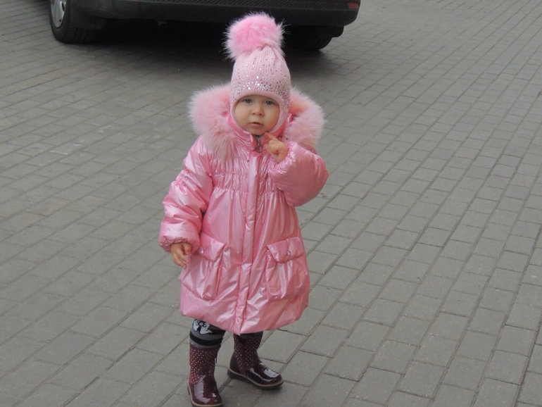 Верхняя одежда для девочки 1-2 года. Ниже фото на ребенке