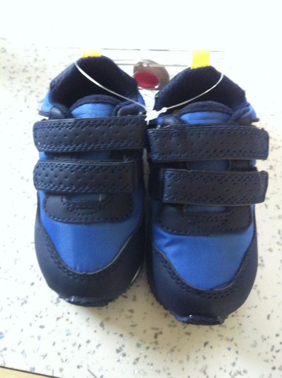 Cпортивные кроссовки от Картерс