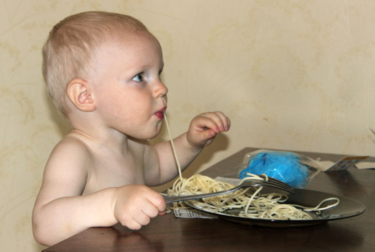 Как ест Мирос в свои 1,5-1,6