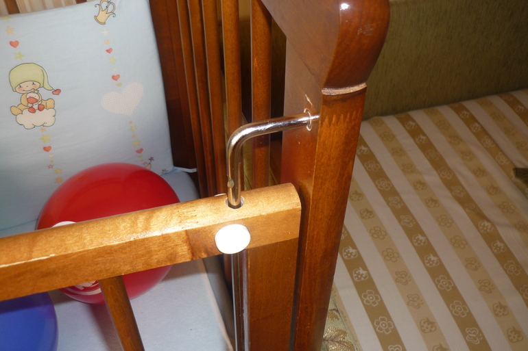 Детская кроватка с матрасом и бортиками.