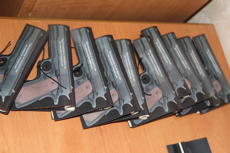 Приглашение пистолеи другие аксессуары для гангстерской вечеринки.