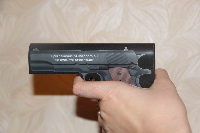 Приглашение пистолеи другие аксессуары для гангстерской вечеринки.