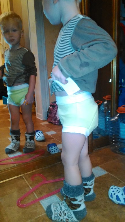 Мальчик без штанов. Малыши без штанов. Мужчины в метро без штанов. Мальчик без штанов. Школьник без штанов.