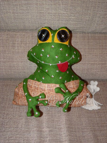 Лягушка-подушка для пультов!)