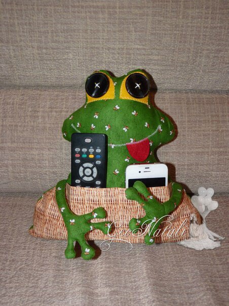 Лягушка-подушка для пультов!)