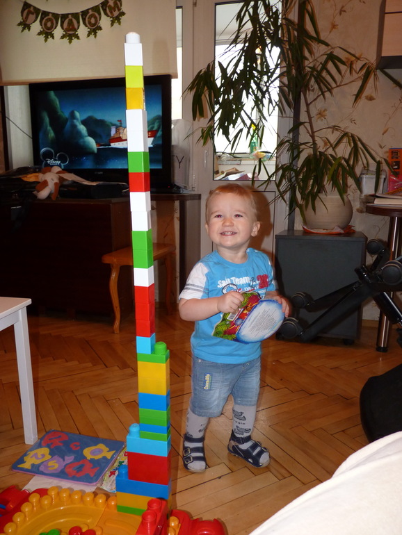 Что Кирюшка умеет к своим 1,5 годам :)