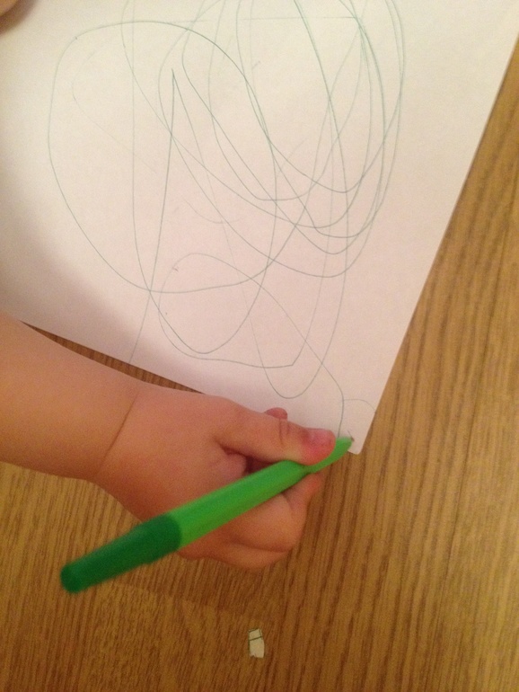 Развиваем руку, держим ручку как взрослые)))