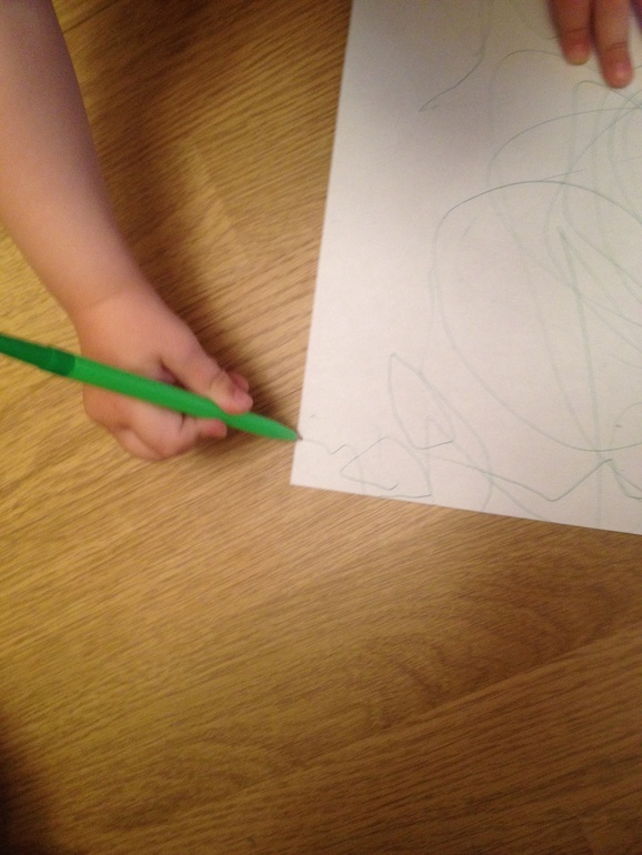 Развиваем руку, держим ручку как взрослые)))