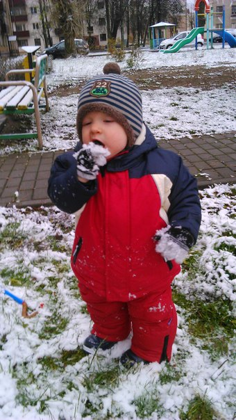 первый снежок))