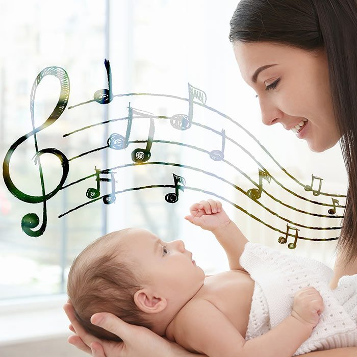 Пение колыбельной. Красивая мама. Мама поет колыбельную ребенку. Музыка для новорожденных. Мелодии для новорожденных.
