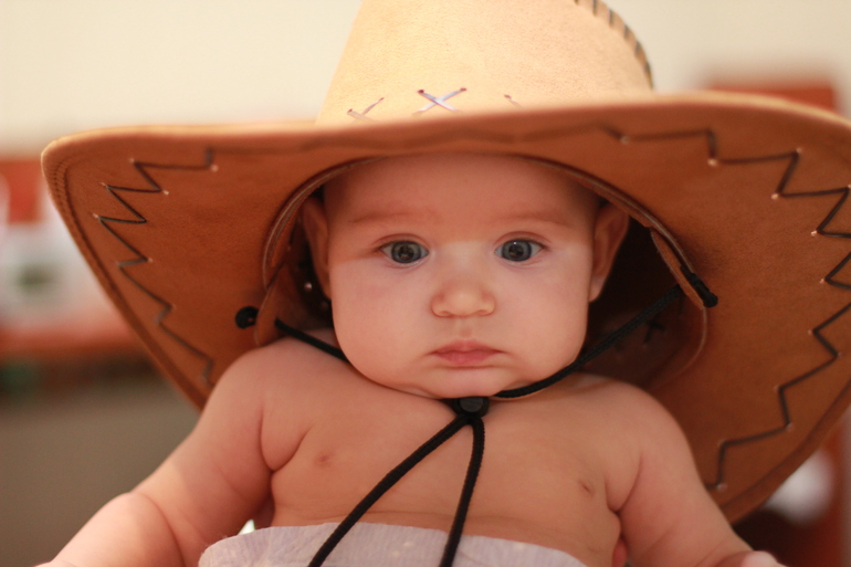 Тася в шляпе.